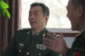 首长给整个团挂个集体三等功，立功的个人背个处分，黑马变灰马了视频封面