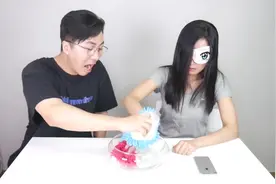 韩国恶搞：淘气弟弟，用八爪鱼整姐姐，姐姐这反应，厉害了！视频封面