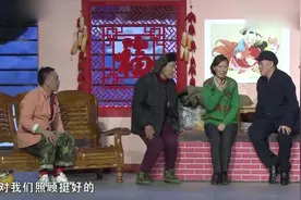 小品：本山大叔洗浴中心做鱼疗，脚一放进去，鱼全漂浮了，搞笑了