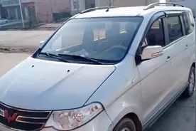 万哥:14年10月份的国产自动五菱宏光s，车商报价2万左右，伤心