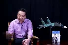 张召忠讲述：在潜艇里分不清白天晚上的，40个人一个厕所！视频封面