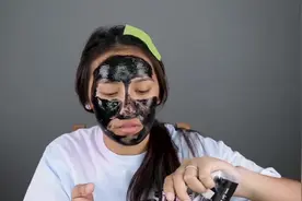妹子往自己的脸上涂去黑头面膜，干后撕下来，粉刺都出来了