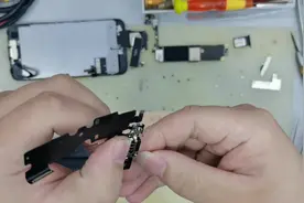 iPhone7手机通话断续有杂音，拆开换配件修复，其实故障很简单视频封面