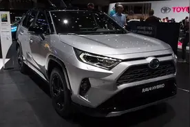新丰田荣放Rav4和大众途观谁更好？全方位对比一下就明白了视频封面