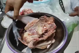 合肥市场上售卖20元一只鸡 我家一次买了30只 你怎么看视频封面