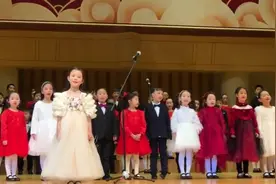 2020甜馨终于又现身，实力领唱《萤火虫》，一身公主裙太美了视频封面