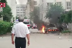 河北秦皇岛一出租车自燃 司机被烧伤 疑似燃气泄露吸烟导致视频封面