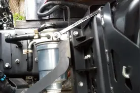 五十铃卡车更换柴油滤芯