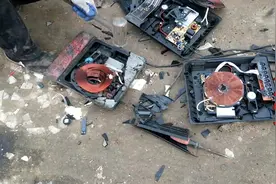 姐姐家废品站收到3个电磁炉，刚子拿锤子就砸，看拆出了多少铜视频封面