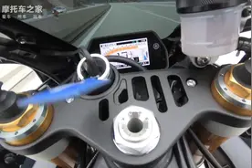 老外骑着雅马哈R1M不限速公路狂飙，一路两百时速太恐怖！视频封面