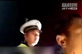 爸爸酒驾接高烧儿子被查，儿子哭泣向民警求情：不要罚他那么重视频封面
