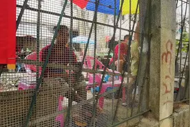 中缅边境，缅甸妇女隔着铁丝网隔离栏卖烟，直言中国男人的钱好挣