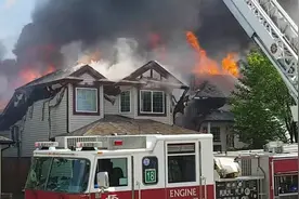 实拍救火现场：别墅着火，看看国外消防员是如何灭火？视频封面