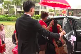 福建小伙结婚，新娘一块黑纱蒙面，进家习俗好讲究，你见过吗视频封面