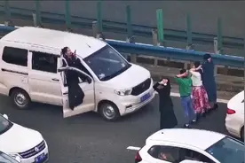 高速公路大雾堵车，4名女子下车跳起舞图片