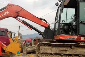朋友分期买了一辆挖掘机却没活干，每月还款压力很大，后悔了视频封面