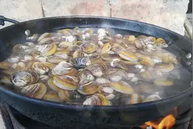 小河蚌这样干香炒吃太香了，看到都想吃，今天还要喝一杯才过瘾