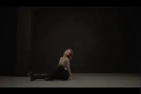 韩国说唱女歌手jessi之who dat b私服练习版，黑色背景打光，带劲