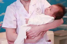 刚出生的宝宝，你是否知道如何正确的抱起来呢？安排。