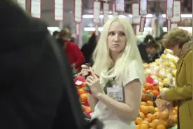 俄罗斯超市购物，响起喀秋莎歌曲，看看大家都什么反应？太惊喜了视频封面