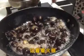 生板栗在家这么做超级边吃！红红教你做冰糖板栗，又香又甜超好吃