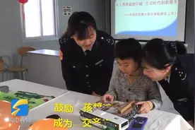 青岛最小“公交迷”收到特殊礼物，惊喜地瞪大了眼，真是爱不释手视频封面