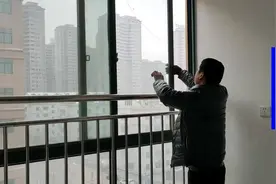 楼房玻璃出现裂痕，看看农村小伙想出啥小妙招？媳妇一旁大力支持