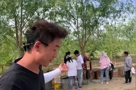 新疆纯天然枣花蜜，现摇现灌现卖，周围吸引了好多的人！真抢手视频封面