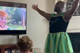 一位老爹陪女儿扮《冰雪奇缘》女主角安娜跳舞，哈哈，辣眼睛视频封面