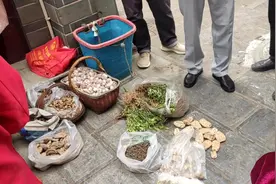 小车压坏地摊货，摊主说找到车主赔钱，听听要赔多少视频封面