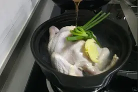 懒人版三黄鸡汤的做法，零厨艺都能做，汤鲜肉嫩。
