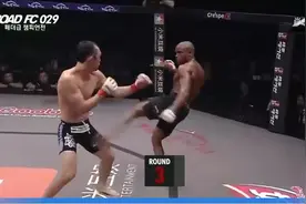 黑人拳手血流不止不管不顾激战，两人地面肉搏打的筋疲力尽，精彩视频封面