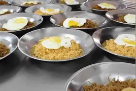 中小学、幼儿园食堂不得对外承包或委托经营，早就该这样严管了视频封面