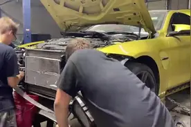 宝马BMW M4赛道撞毁，损坏严重，看车主全程如何修复翻新。视频封面