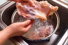 大厨教你特色鸡骨架做法，成本不到5块钱，金黄又入味下酒必备视频封面