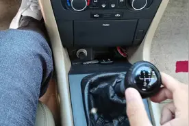 手动挡汽车，精准换挡，要从熟悉变速杆构造特点开始视频封面