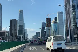 北京三环路上实拍国贸CBD高楼视频封面