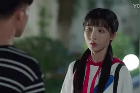 晶晶晚回家,姨夫深夜门口等候,比父亲还尽职,感动哭了视频封面