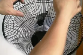 家里的电风扇出现转速变慢风力变小不要扔，师傅教你如何检修！