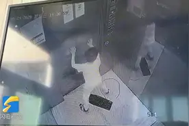 山西一男孩拽断键盘线致电梯失灵，被困后拼命扒门，画面令人揪心视频封面