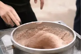 批量鱼丸生产加工全过程，看看机械化做的鱼丸跟手工有哪些区别！