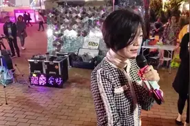 街头艺人小龙女翻唱《你怎么说》，经典的旋律路人纷纷观看