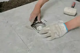 厨房地板和地漏的粘贴方法实拍，农村的老师傅手艺也不错！视频封面