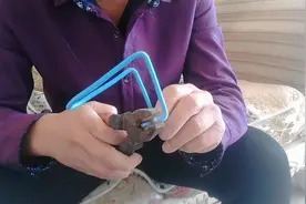 video_200农村小伙自制手机支架，分分钟搞定，非常实用哦视频封面
