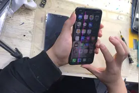iPhoneXSMax屏幕出现竖条是什么原因?拆开后居然发现是一台翻新机视频封面