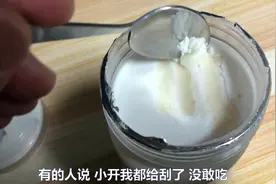 卢小开卖的蜂蜜，遭多人质疑是假货，上面一层白白的到底是什么？视频封面