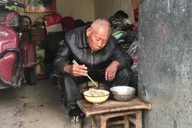 80岁农村单身海爷做早饭，一个人吃一大碗肉，这生活真是好视频封面