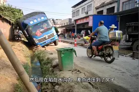 4.2米的货车拉了15吨的散装饲料，挖掘机能吊起来么？