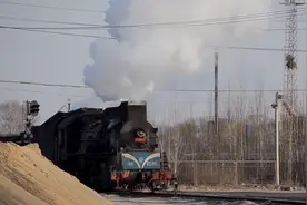 实拍1988年还在服役的中国东北蒸汽火车视频封面