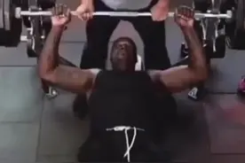 奥尼尔PK巴克利！举杠铃大赛，猜猜最后谁赢了？视频封面